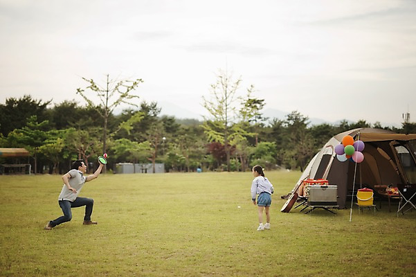 포토 JPG 주간 전신 라이프스타일 여자 남자 어린이 공 가족 모션 놀이 한국 텐트 서기 사람 동양인 소녀 초원 성인 야외 두명 옆모습 30대 캠핑 한국인 가족라이프 던지기 아빠 추억 캠핑장 강원도 풍선 양양군 캐치볼 국내포토 자연요소 아시아 뷰포인트 컨셉 관계 레저 캠핑도구 인종 생활 장년 야구 파일형식