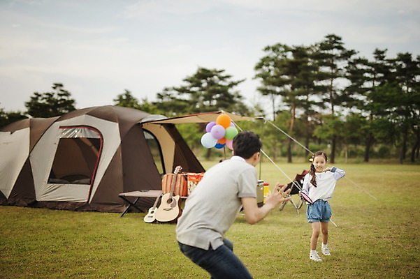 포토 JPG 주간 전신 나무 식물 라이프스타일 여자 남자 딸 어린이 가족 모션 한국 텐트 사람 동양인 소녀 상반신 성인 야외 두명 앞모습 뒷모습 30대 캠핑 한국인 가족라이프 아빠 추억 캠핑장 강원도 풍선 양양군 캐치볼 부녀 국내포토 자연요소 아시아 뷰포인트 컨셉 관계 레저 캠핑도구 인종 생활 장년 야구 파일형식