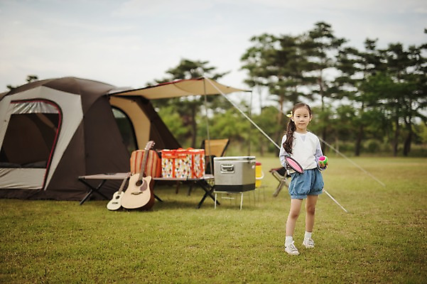 포토 JPG 주간 전신 라이프스타일 여자 어린이라이프 어린이 공 모션 한국 텐트 한명 서기 미소 들기 사람 동양인 야외 앞모습 캠핑 한국인 추억 강원도 양양군 캐치볼 여자만 여자한명만 어린이만 소녀만 소녀한명만 국내포토 자연요소 1 아시아 뷰포인트 컨셉 레저 표정 캠핑도구 인종 생활 야구 파일형식