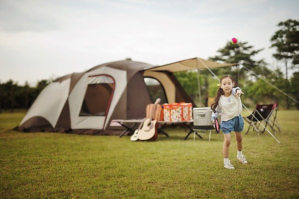 포토 JPG 주간 전신 라이프스타일 여자 어린이라이프 어린이 공 모션 한국 텐트 한명 서기 미소 들기 사람 동양인 소녀 야외 앞모습 캠핑 한국인 던지기 추억 캠핑장 강원도 양양군 캐치볼 여자만 여자한명만 어린이만 소녀만 소녀한명만 국내포토 자연요소 1 아시아 뷰포인트 컨셉 레저 표정 캠핑도구 인종 생활 야구 파일형식