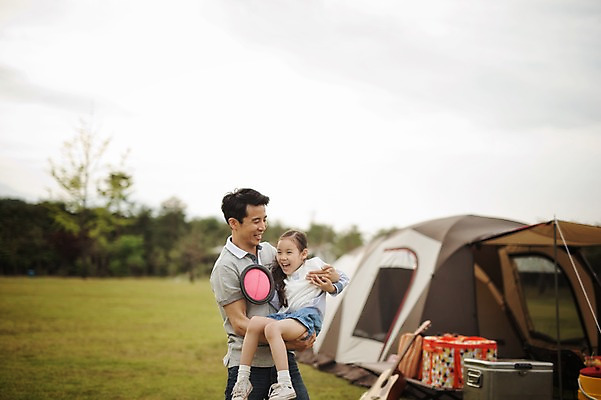 포토 JPG 주간 라이프스타일 여자 남자 딸 어린이 장난 가족 안기 모션 놀이 한국 텐트 서기 미소 들기 사람 동양인 소녀 상반신 성인 야외 두명 30대 화목 캠핑 한국인 가족라이프 아빠 추억 캠핑장 강원도 양양군 캐치볼 들어올리기 부녀 국내포토 자연요소 아시아 컨셉 관계 레저 표정 캠핑도구 인종 생활 장년 야구 파일형식