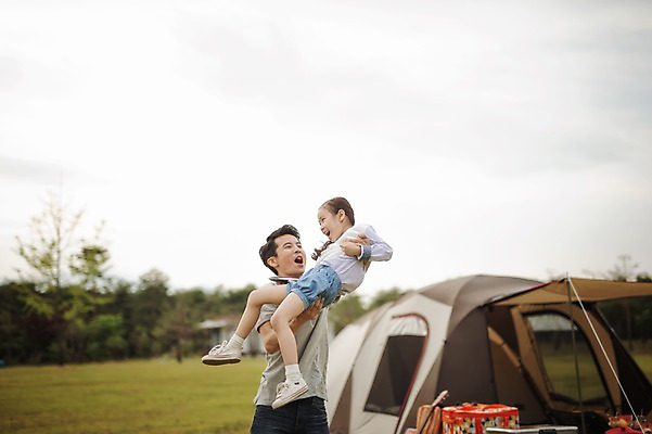 포토 JPG 주간 전신 라이프스타일 여자 남자 딸 어린이 가족 안기 모션 놀이 한국 텐트 서기 미소 사람 동양인 소녀 상반신 성인 야외 두명 앞모습 옆모습 30대 화목 캠핑 한국인 가족라이프 아빠 추억 캠핑장 강원도 양양군 들어올리기 부녀 국내포토 자연요소 아시아 뷰포인트 컨셉 관계 레저 표정 캠핑도구 인종 생활 장년 파일형식