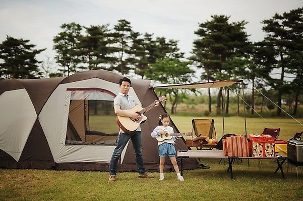 포토 JPG 주간 전신 라이프스타일 여자 남자 딸 어린이 악기 연주 가족 모션 한국 텐트 서기 미소 들기 사람 동양인 소녀 성인 야외 두명 앞모습 30대 캠핑 한국인 기타 가족라이프 아빠 추억 우쿨렐레 캠핑장 강원도 양양군 부녀 국내포토 자연요소 아시아 음악 뷰포인트 컨셉 관계 현악기 레저 표정 캠핑도구 인종 생활 장년 파일형식