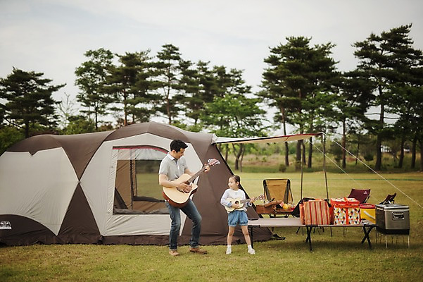 포토 JPG 주간 전신 라이프스타일 여자 남자 딸 어린이 악기 연주 가족 모션 한국 텐트 서기 들기 사람 동양인 소녀 성인 야외 두명 앞모습 30대 캠핑 한국인 기타 가족라이프 아빠 추억 우쿨렐레 캠핑장 강원도 양양군 부녀 국내포토 자연요소 아시아 음악 뷰포인트 컨셉 관계 현악기 레저 캠핑도구 인종 생활 장년 파일형식
