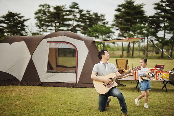 포토 JPG 주간 라이프스타일 여자 남자 딸 어린이 악기 연주 가족 모션 한국 텐트 서기 들기 사람 앉기 동양인 소녀 성인 야외 두명 앞모습 30대 캠핑 한국인 기타 가족라이프 아빠 추억 우쿨렐레 캠핑장 강원도 양양군 부녀 국내포토 자연요소 아시아 음악 뷰포인트 컨셉 관계 현악기 레저 캠핑도구 인종 생활 장년 파일형식