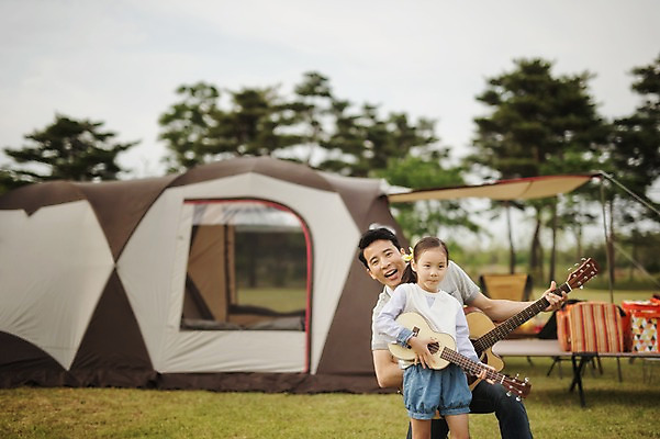 포토 JPG 주간 라이프스타일 여자 남자 딸 어린이 가족 모션 한국 텐트 서기 미소 들기 사람 앉기 동양인 소녀 상반신 성인 야외 두명 앞모습 30대 캠핑 한국인 기타 가족라이프 아빠 추억 우쿨렐레 캠핑장 강원도 양양군 부녀 국내포토 자연요소 아시아 뷰포인트 컨셉 관계 현악기 레저 표정 캠핑도구 인종 생활 장년 파일형식
