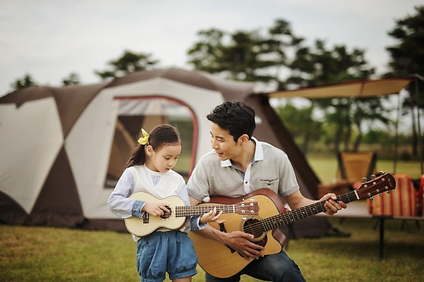 포토 JPG 주간 라이프스타일 여자 남자 딸 어린이 악기 연주 가족 모션 한국 텐트 서기 미소 들기 사람 동양인 소녀 성인 야외 두명 앞모습 30대 캠핑 한국인 기타 가족라이프 아빠 추억 우쿨렐레 캠핑장 강원도 양양군 부녀 국내포토 자연요소 아시아 음악 뷰포인트 컨셉 관계 현악기 레저 표정 캠핑도구 인종 생활 장년 파일형식