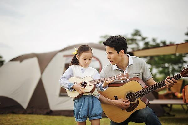 포토 JPG 주간 라이프스타일 여자 남자 딸 어린이 악기 연주 가족 모션 한국 텐트 서기 들기 사람 앉기 동양인 소녀 상반신 성인 야외 두명 앞모습 30대 캠핑 한국인 기타 가족라이프 아빠 추억 우쿨렐레 캠핑장 강원도 양양군 부녀 국내포토 자연요소 아시아 음악 뷰포인트 컨셉 관계 현악기 레저 캠핑도구 인종 생활 장년 파일형식