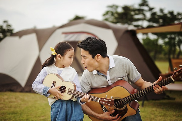 포토 JPG 주간 라이프스타일 여자 남자 딸 어린이 악기 연주 가족 모션 한국 텐트 서기 들기 사람 앉기 동양인 소녀 상반신 성인 야외 두명 앞모습 30대 마주보기 캠핑 한국인 기타 가족라이프 아빠 추억 우쿨렐레 캠핑장 강원도 양양군 부녀 국내포토 자연요소 아시아 음악 뷰포인트 컨셉 관계 현악기 레저 캠핑도구 인종 생활 장년 파일형식