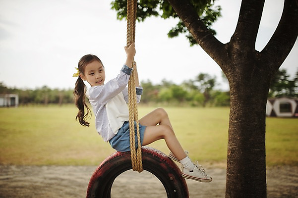 포토 JPG 주간 전신 나무 식물 라이프스타일 여자 어린이라이프 어린이 밧줄 모션 놀이 한국 한명 사람 앉기 동양인 소녀 야외 옆모습 캠핑 한국인 잡기 추억 승차 캠핑장 그네 타이어 강원도 양양군 여자만 여자한명만 어린이만 소녀만 소녀한명만 국내포토 자연요소 1 아시아 줄 뷰포인트 컨셉 레저 인종 생활 파일형식