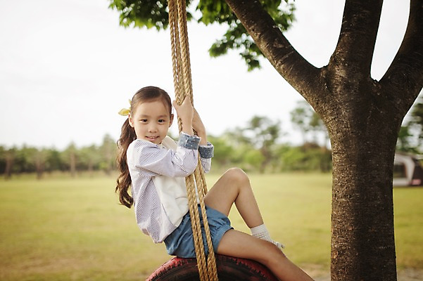 포토 JPG 주간 전신 나무 식물 라이프스타일 여자 어린이라이프 어린이 밧줄 모션 놀이 한국 한명 사람 앉기 동양인 소녀 야외 옆모습 캠핑 한국인 잡기 추억 승차 캠핑장 그네 타이어 강원도 양양군 여자만 여자한명만 어린이만 소녀만 소녀한명만 국내포토 자연요소 1 아시아 줄 뷰포인트 컨셉 레저 인종 생활 파일형식