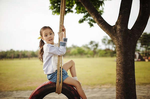 포토 JPG 주간 전신 나무 식물 라이프스타일 여자 어린이라이프 어린이 밧줄 모션 놀이 한국 한명 사람 앉기 동양인 소녀 야외 옆모습 캠핑 한국인 잡기 추억 승차 캠핑장 그네 타이어 강원도 양양군 여자만 여자한명만 어린이만 소녀만 소녀한명만 국내포토 자연요소 1 아시아 줄 뷰포인트 컨셉 레저 인종 생활 파일형식