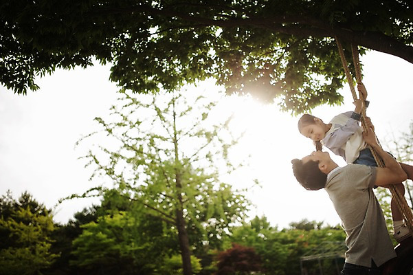 포토 JPG 주간 전신 나무 식물 라이프스타일 여자 남자 딸 어린이 밧줄 가족 모션 놀이 한국 사람 동양인 소녀 상반신 성인 야외 두명 옆모습 30대 햇빛 마주보기 캠핑 한국인 가족라이프 아빠 추억 캠핑장 그네 타이어 강원도 양양군 부녀 국내포토 자연요소 아시아 줄 뷰포인트 컨셉 관계 레저 인종 생활 장년 태양 파일형식