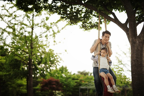 포토 JPG 주간 전신 나무 식물 라이프스타일 여자 남자 딸 어린이 밧줄 가족 모션 놀이 한국 서기 미소 사람 앉기 동양인 소녀 상반신 성인 야외 두명 앞모습 30대 햇빛 캠핑 한국인 가족라이프 아빠 추억 캠핑장 그네 타이어 강원도 양양군 부녀 국내포토 자연요소 아시아 줄 뷰포인트 컨셉 관계 레저 표정 인종 생활 장년 태양 파일형식