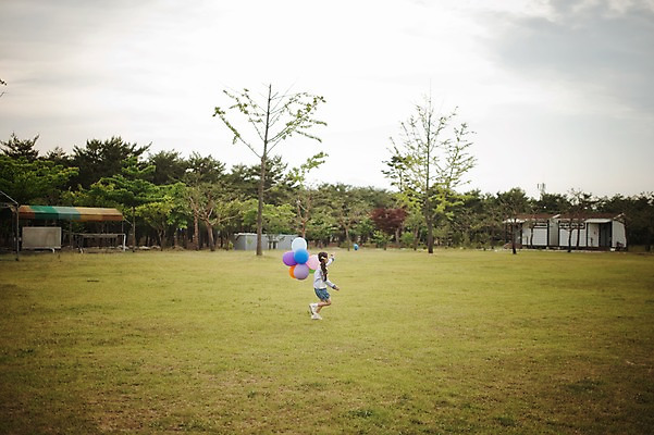 포토 JPG 주간 전신 라이프스타일 여자 어린이라이프 어린이 모션 한국 한명 들기 사람 동양인 소녀 야외 옆모습 달리기 캠핑 한국인 추억 캠핑장 강원도 풍선 양양군 여자만 여자한명만 어린이만 소녀만 소녀한명만 국내포토 자연요소 1 아시아 뷰포인트 컨셉 레저 인종 생활 파일형식