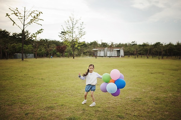 포토 JPG 주간 전신 라이프스타일 여자 어린이라이프 어린이 모션 한국 한명 들기 사람 동양인 소녀 야외 앞모습 달리기 캠핑 한국인 추억 캠핑장 강원도 풍선 양양군 여자만 여자한명만 어린이만 소녀만 소녀한명만 국내포토 자연요소 1 아시아 뷰포인트 컨셉 레저 인종 생활 파일형식