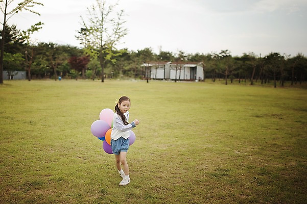 포토 JPG 주간 전신 라이프스타일 여자 어린이라이프 어린이 모션 한국 한명 들기 사람 동양인 소녀 야외 앞모습 달리기 캠핑 한국인 추억 캠핑장 강원도 풍선 양양군 여자만 여자한명만 어린이만 소녀만 소녀한명만 국내포토 자연요소 1 아시아 뷰포인트 컨셉 레저 인종 생활 파일형식