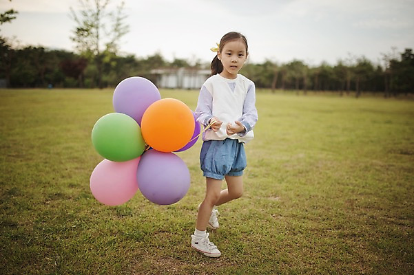 포토 JPG 주간 전신 라이프스타일 여자 어린이라이프 어린이 모션 한국 한명 서기 들기 사람 동양인 소녀 야외 앞모습 캠핑 한국인 추억 캠핑장 강원도 풍선 양양군 여자만 여자한명만 어린이만 소녀만 소녀한명만 국내포토 자연요소 1 아시아 뷰포인트 컨셉 레저 인종 생활 파일형식