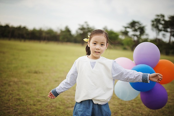 포토 JPG 주간 라이프스타일 여자 어린이라이프 어린이 모션 한국 한명 서기 미소 들기 사람 동양인 소녀 상반신 야외 앞모습 캠핑 한국인 추억 캠핑장 강원도 풍선 양양군 여자만 여자한명만 어린이만 소녀만 소녀한명만 국내포토 자연요소 1 아시아 뷰포인트 컨셉 레저 표정 인종 생활 파일형식