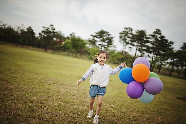 포토 JPG 주간 전신 라이프스타일 여자 어린이라이프 어린이 모션 한국 한명 들기 사람 동양인 소녀 야외 앞모습 걷기 캠핑 한국인 추억 캠핑장 강원도 풍선 양양군 여자만 여자한명만 어린이만 소녀만 소녀한명만 국내포토 자연요소 1 아시아 뷰포인트 컨셉 레저 인종 생활 파일형식