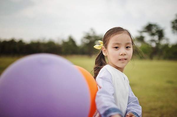 포토 JPG 주간 라이프스타일 여자 어린이라이프 어린이 모션 한국 한명 서기 들기 사람 동양인 소녀 상반신 야외 옆모습 캠핑 한국인 추억 캠핑장 강원도 풍선 양양군 여자만 여자한명만 어린이만 소녀만 소녀한명만 국내포토 자연요소 1 아시아 뷰포인트 컨셉 레저 인종 생활 파일형식