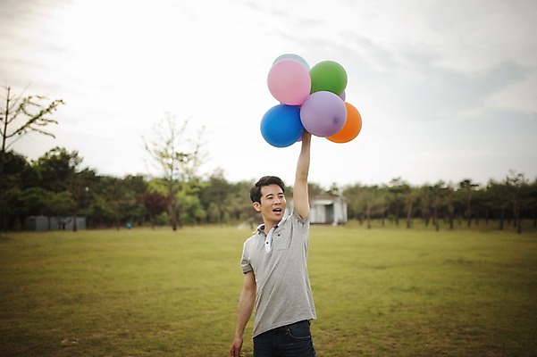 포토 JPG 주간 라이프스타일 남자 가족 모션 한국 한명 서기 들기 사람 동양인 상반신 성인 야외 앞모습 30대 캠핑 한국인 가족라이프 아빠 추억 캠핑장 강원도 풍선 양양군 남자만 남자한명만 성인남자만 성인한명만 성인남자한명만 장년만 장년남자만 장년남자한명만 성인만 국내포토 자연요소 1 아시아 뷰포인트 컨셉 관계 레저 인종 생활 장년 파일형식