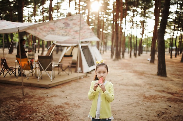 포토 JPG 주간 나무 식물 라이프스타일 여자 어린이라이프 어린이 의자 과일 모션 수박 한국 텐트 한명 서기 들기 사람 동양인 소녀 상반신 야외 앞모습 햇빛 캠핑 한국인 추억 먹기 캠핑장 천막 강원도 양양군 여자만 여자한명만 어린이만 소녀만 소녀한명만 국내포토 자연요소 1 아시아 뷰포인트 가구 컨셉 레저 캠핑도구 인종 생활 태양 파일형식