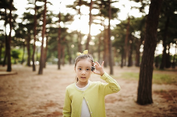 포토 JPG 주간 나무 식물 라이프스타일 여자 어린이라이프 어린이 모션 한국 한명 서기 들기 사람 동양인 소녀 상반신 야외 앞모습 캠핑 한국인 추억 숲속 강원도 솔방울 양양군 여자만 여자한명만 어린이만 소녀만 소녀한명만 국내포토 자연요소 1 아시아 뷰포인트 컨셉 레저 인종 생활 숲 파일형식