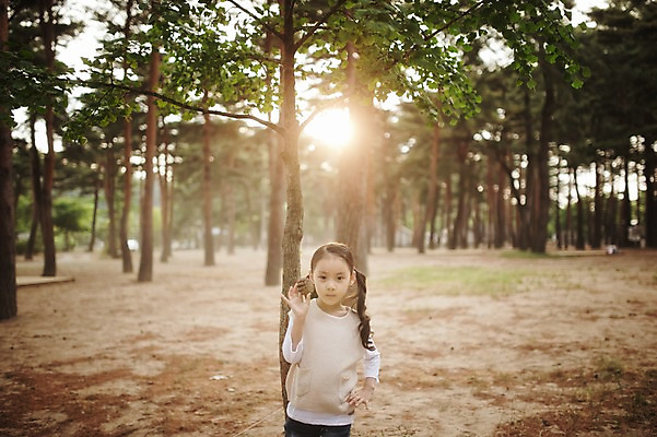 포토 JPG 주간 나무 식물 라이프스타일 여자 어린이라이프 어린이 모션 한국 한명 서기 들기 사람 동양인 소녀 상반신 야외 앞모습 햇빛 캠핑 한국인 추억 숲속 강원도 솔방울 양양군 여자만 여자한명만 어린이만 소녀만 소녀한명만 국내포토 자연요소 1 아시아 뷰포인트 컨셉 레저 인종 생활 태양 숲 파일형식