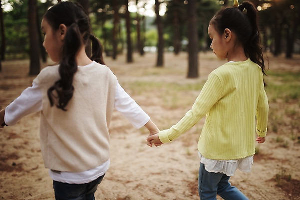 포토 JPG 주간 나무 식물 라이프스타일 여자 어린이라이프 어린이 모션 한국 사람 동양인 소녀 상반신 야외 두명 뒷모습 걷기 손잡기 캠핑 한국인 추억 숲속 쌍둥이 자매 강원도 양양군 여자만 어린이만 국내포토 자연요소 아시아 뷰포인트 컨셉 가족 레저 인종 생활 숲 파일형식