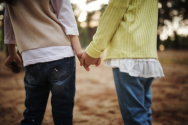 포토 JPG 주간 나무 식물 라이프스타일 여자 어린이라이프 어린이 모션 한국 서기 사람 소녀 야외 두명 뒷모습 손잡기 캠핑 하반신 추억 숲속 쌍둥이 자매 강원도 양양군 여자만 어린이만 국내포토 자연요소 아시아 뷰포인트 컨셉 가족 레저 생활 숲 파일형식