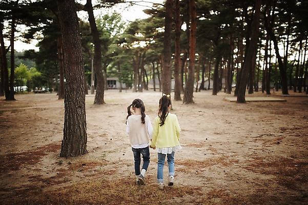 포토 JPG 주간 전신 나무 식물 라이프스타일 여자 어린이라이프 어린이 모션 한국 사람 동양인 소녀 야외 두명 뒷모습 걷기 손잡기 캠핑 한국인 추억 숲속 쌍둥이 자매 강원도 양양군 여자만 어린이만 국내포토 자연요소 아시아 뷰포인트 컨셉 가족 레저 인종 생활 숲 파일형식