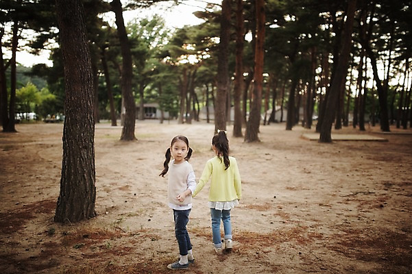 포토 JPG 주간 나무 식물 라이프스타일 여자 어린이라이프 어린이 모션 한국 사람 동양인 소녀 야외 두명 뒷모습 손잡기 캠핑 한국인 뒤돌아보기 추억 숲속 쌍둥이 자매 강원도 양양군 여자만 어린이만 국내포토 자연요소 아시아 뷰포인트 컨셉 가족 레저 인종 생활 숲 파일형식
