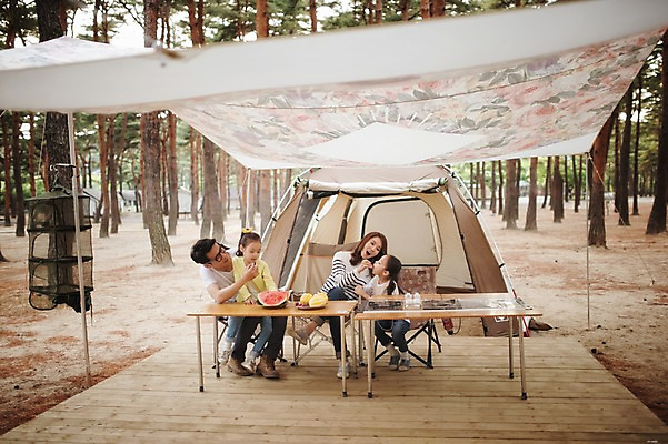 포토 JPG 주간 전신 라이프스타일 여자 남자 어린이 과일 가족 모션 엄마 수박 한국 함께함 텐트 사람 앉기 동양인 소녀 여러명 성인 야외 앞모습 30대 화목 다정 캠핑 한국인 가족라이프 아빠 쌍둥이 캠핑장 즐거움 자매 천막 강원도 참외 양양군 국내포토 자연요소 감정 아시아 뷰포인트 다수 컨셉 관계 레저 캠핑도구 인종 생활 장년 파일형식