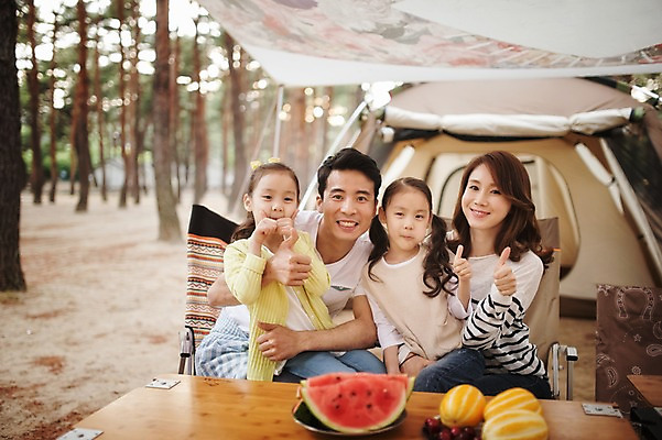 포토 JPG 주간 라이프스타일 여자 남자 어린이 과일 가족 모션 엄마 여름음식 수박 한국 함께함 텐트 미소 사람 앉기 동양인 손짓 소녀 여러명 상반신 성인 야외 앞모습 30대 화목 다정 캠핑 한국인 가족라이프 최고 아빠 쌍둥이 캠핑장 즐거움 자매 천막 강원도 참외 양양군 제철 제철음식 제철과일 국내포토 자연요소 감정 아시아 음식 뷰포인트 다수 컨셉 관계 레저 표정 캠핑도구 인종 생활 장년 파일형식 여름_계절