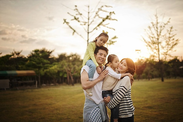 포토 JPG 주간 전신 나무 식물 라이프스타일 여자 남자 어린이 가족 안기 모션 엄마 키스 한국 함께함 서기 미소 들기 사람 동양인 소녀 초원 여러명 상반신 성인 야외 앞모습 30대 노을 화목 다정 캠핑 한국인 가족라이프 목말 아빠 쌍둥이 캠핑장 즐거움 자매 강원도 양양군 국내포토 자연요소 감정 아시아 뷰포인트 다수 컨셉 관계 레저 표정 인종 생활 장년 애정표현 파일형식