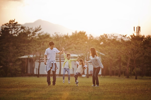 포토 JPG 주간 전신 나무 식물 라이프스타일 여자 남자 어린이 가족 모션 놀이 엄마 한국 함께함 사람 동양인 소녀 초원 여러명 성인 야외 앞모습 30대 걷기 노을 손잡기 화목 다정 캠핑 한국인 가족라이프 아빠 쌍둥이 캠핑장 즐거움 자매 강원도 양양군 국내포토 자연요소 감정 아시아 뷰포인트 다수 컨셉 관계 레저 인종 생활 장년 파일형식