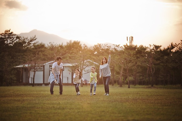 포토 JPG 주간 전신 라이프스타일 여자 남자 어린이 가족 모션 엄마 한국 함께함 서기 사람 동양인 손짓 소녀 초원 여러명 성인 야외 앞모습 30대 달리기 노을 화목 다정 캠핑 한국인 가족라이프 아빠 쌍둥이 캠핑장 즐거움 자매 강원도 양양군 국내포토 자연요소 감정 아시아 뷰포인트 다수 컨셉 관계 레저 인종 생활 장년 파일형식