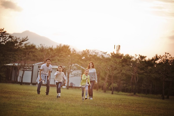 포토 JPG 주간 전신 라이프스타일 여자 남자 어린이 가족 모션 엄마 한국 함께함 서기 사람 동양인 소녀 초원 여러명 성인 야외 앞모습 30대 달리기 노을 화목 다정 캠핑 한국인 가족라이프 아빠 쌍둥이 캠핑장 즐거움 자매 강원도 양양군 국내포토 자연요소 감정 아시아 뷰포인트 다수 컨셉 관계 레저 인종 생활 장년 파일형식