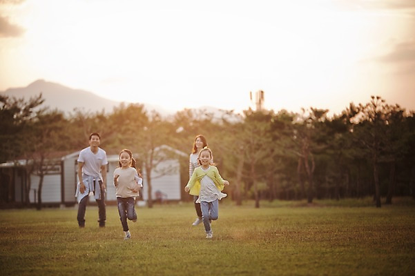 포토 JPG 주간 전신 라이프스타일 여자 남자 어린이 가족 모션 엄마 한국 함께함 서기 사람 동양인 소녀 초원 여러명 성인 야외 앞모습 30대 달리기 노을 화목 다정 캠핑 한국인 가족라이프 아빠 쌍둥이 캠핑장 즐거움 자매 강원도 양양군 국내포토 자연요소 감정 아시아 뷰포인트 다수 컨셉 관계 레저 인종 생활 장년 파일형식