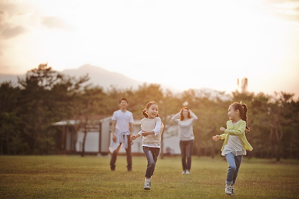 포토 JPG 주간 전신 라이프스타일 여자 남자 어린이 가족 모션 엄마 한국 함께함 서기 사람 동양인 소녀 초원 여러명 성인 야외 앞모습 30대 달리기 노을 화목 다정 캠핑 한국인 가족라이프 아빠 쌍둥이 캠핑장 즐거움 자매 강원도 양양군 국내포토 자연요소 감정 아시아 뷰포인트 다수 컨셉 관계 레저 인종 생활 장년 파일형식