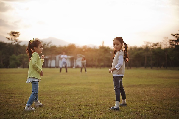 포토 JPG 주간 전신 라이프스타일 여자 남자 어린이 가족 모션 엄마 한국 서기 미소 사람 동양인 소녀 초원 여러명 성인 야외 옆모습 아웃포커스 30대 노을 화목 캠핑 한국인 가족라이프 아빠 추억 쌍둥이 캠핑장 즐거움 자매 강원도 양양군 국내포토 자연요소 감정 아시아 뷰포인트 다수 컨셉 관계 레저 촬영기법 표정 인종 생활 장년 파일형식