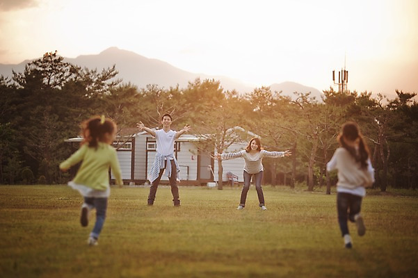 포토 JPG 주간 전신 라이프스타일 여자 남자 어린이 가족 모션 엄마 팔벌리기 한국 함께함 서기 사람 동양인 손짓 소녀 경기 초원 여러명 성인 야외 앞모습 뒷모습 30대 달리기 노을 화목 다정 캠핑 한국인 가족라이프 아빠 쌍둥이 캠핑장 즐거움 자매 강원도 양양군 국내포토 자연요소 감정 아시아 스포츠 뷰포인트 다수 컨셉 관계 레저 인종 생활 장년 파일형식