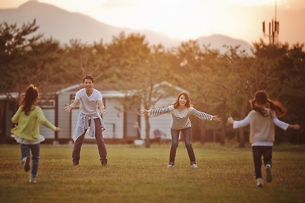 포토 JPG 주간 전신 라이프스타일 여자 남자 어린이 가족 모션 엄마 팔벌리기 한국 함께함 서기 미소 사람 동양인 손짓 소녀 초원 여러명 성인 야외 앞모습 뒷모습 30대 달리기 노을 화목 다정 캠핑 한국인 가족라이프 아빠 쌍둥이 캠핑장 즐거움 자매 강원도 양양군 국내포토 자연요소 감정 아시아 뷰포인트 다수 컨셉 관계 레저 표정 인종 생활 장년 파일형식