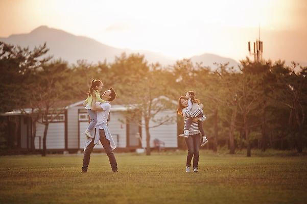 포토 JPG 주간 전신 라이프스타일 여자 남자 어린이 가족 안기 모션 엄마 한국 함께함 서기 사람 동양인 소녀 초원 여러명 성인 야외 앞모습 30대 노을 화목 다정 캠핑 한국인 가족라이프 아빠 쌍둥이 캠핑장 즐거움 자매 강원도 양양군 국내포토 자연요소 감정 아시아 뷰포인트 다수 컨셉 관계 레저 인종 생활 장년 파일형식