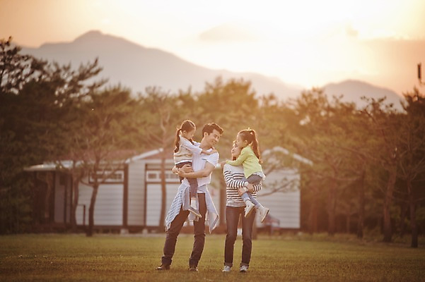 포토 JPG 주간 전신 라이프스타일 여자 남자 어린이 가족 안기 모션 엄마 한국 함께함 서기 사람 동양인 소녀 초원 여러명 성인 야외 앞모습 30대 노을 화목 다정 캠핑 한국인 가족라이프 아빠 쌍둥이 캠핑장 즐거움 자매 강원도 양양군 국내포토 자연요소 감정 아시아 뷰포인트 다수 컨셉 관계 레저 인종 생활 장년 파일형식