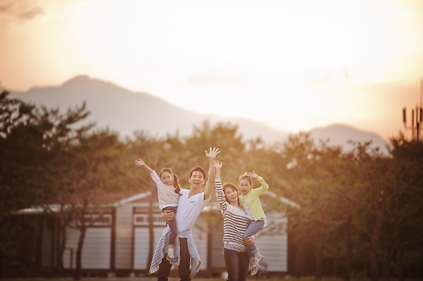포토 JPG 주간 라이프스타일 여자 남자 어린이 가족 안기 모션 엄마 한국 함께함 서기 미소 사람 동양인 손짓 소녀 초원 여러명 상반신 성인 야외 앞모습 30대 노을 화목 다정 캠핑 한국인 가족라이프 아빠 쌍둥이 캠핑장 즐거움 자매 손인사 강원도 양양군 국내포토 자연요소 감정 아시아 뷰포인트 다수 컨셉 관계 레저 표정 인종 생활 장년 인사 파일형식