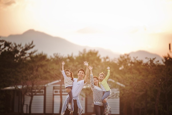 포토 JPG 주간 라이프스타일 여자 남자 어린이 가족 안기 모션 엄마 한국 함께함 서기 사람 동양인 손짓 소녀 초원 여러명 상반신 성인 야외 앞모습 30대 노을 화목 다정 캠핑 한국인 가족라이프 아빠 쌍둥이 캠핑장 즐거움 자매 손인사 강원도 양양군 국내포토 자연요소 감정 아시아 뷰포인트 다수 컨셉 관계 레저 인종 생활 장년 인사 파일형식