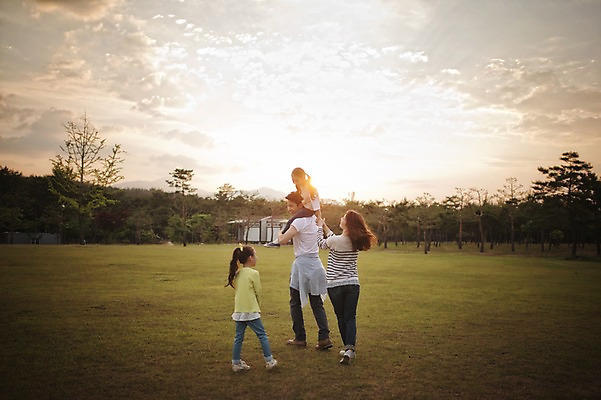 포토 JPG 주간 전신 라이프스타일 여자 남자 어린이 장난 가족 모션 놀이 하늘 엄마 한국 함께함 사람 동양인 소녀 초원 여러명 성인 야외 뒷모습 30대 걷기 노을 화목 다정 캠핑 한국인 가족라이프 목말 아빠 쌍둥이 캠핑장 즐거움 자매 강원도 양양군 국내포토 자연요소 감정 아시아 뷰포인트 다수 컨셉 관계 레저 인종 생활 장년 파일형식