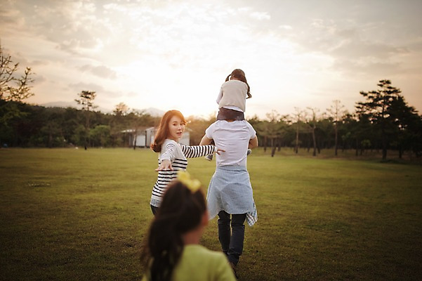 포토 JPG 주간 라이프스타일 여자 남자 어린이 장난 가족 모션 놀이 하늘 엄마 한국 함께함 사람 동양인 손짓 소녀 초원 여러명 상반신 성인 야외 뒷모습 30대 걷기 노을 화목 다정 캠핑 한국인 가족라이프 뒤돌아보기 목말 아빠 쌍둥이 캠핑장 즐거움 자매 강원도 양양군 국내포토 자연요소 감정 아시아 뷰포인트 다수 컨셉 관계 레저 인종 생활 장년 파일형식